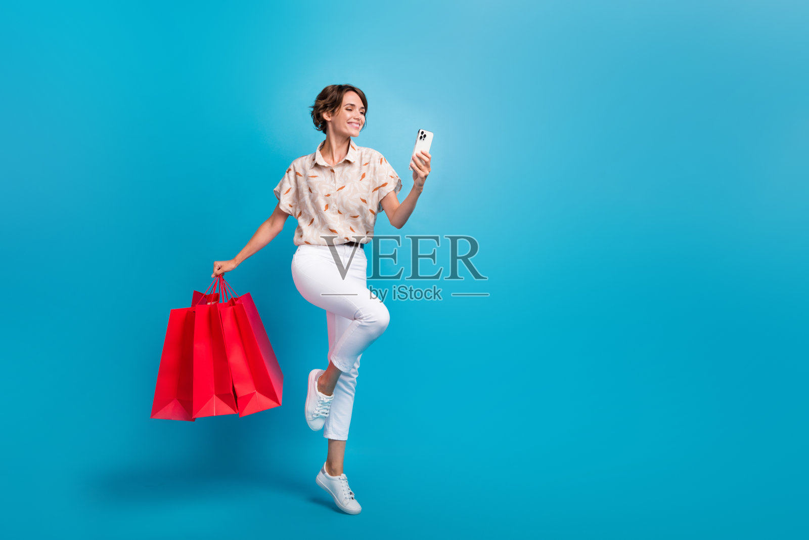 照片的快乐积极迷人的女士飞空气持有包购买现代设备空的空间隔离在蓝色的背景照片摄影图片