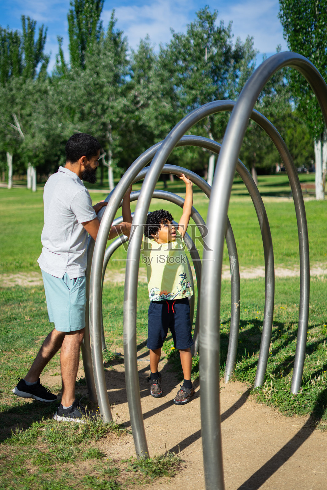 委内瑞拉一对父子在一个阳光明媚的日子里在公园里玩耍。单身拉丁裔父亲和拉丁裔儿子照片摄影图片