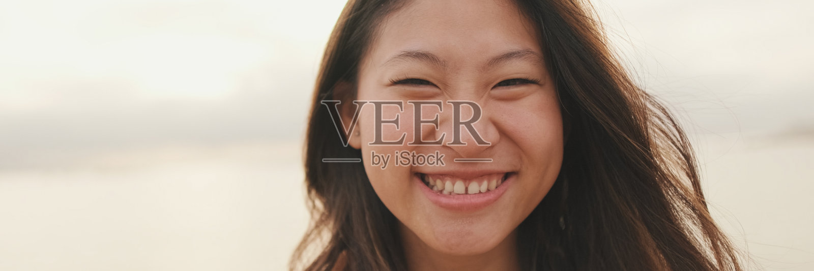 美丽的年轻女子笑着看着镜头的特写照片摄影图片