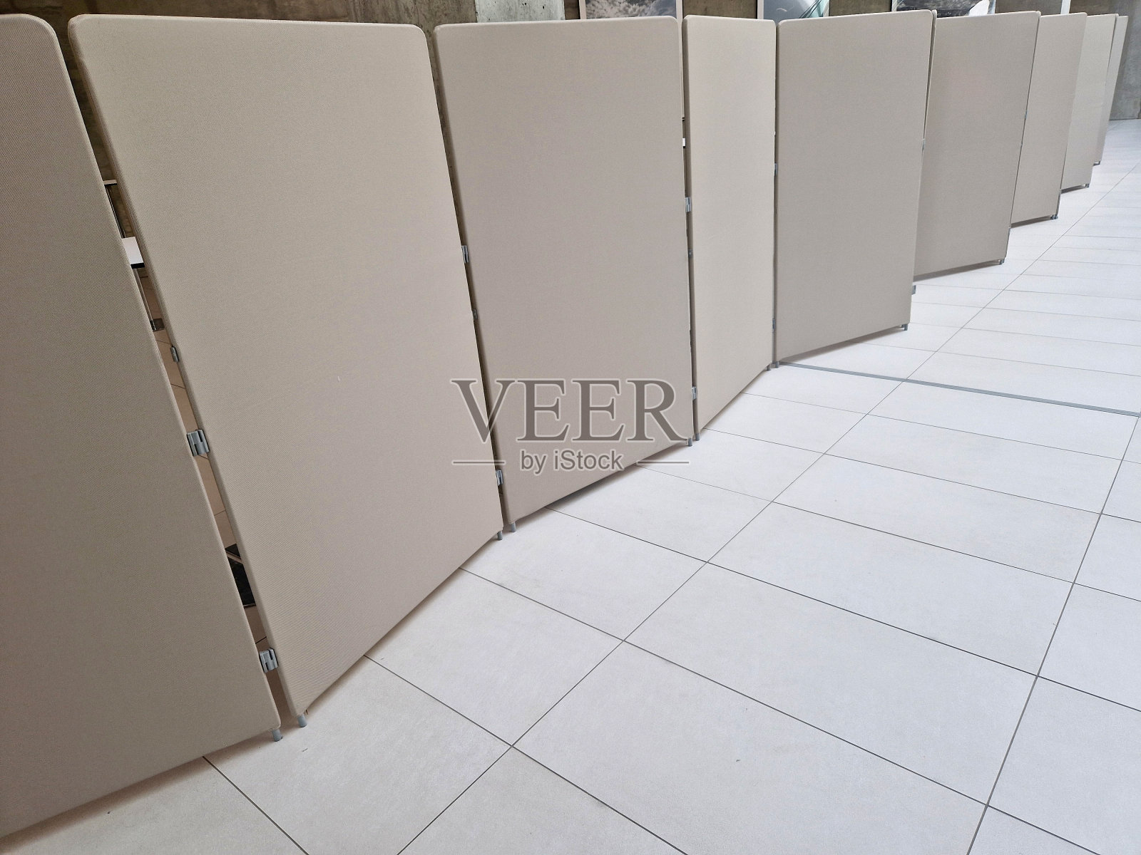 分隔隔墙围绕办公空间开放。柔软织物表面照片摄影图片