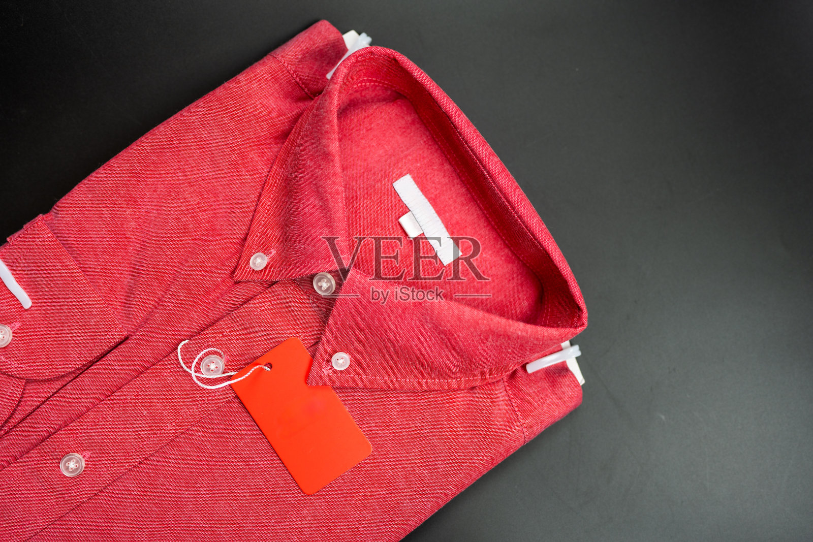 一件带有空白红色标签的红色男式衬衫照片摄影图片