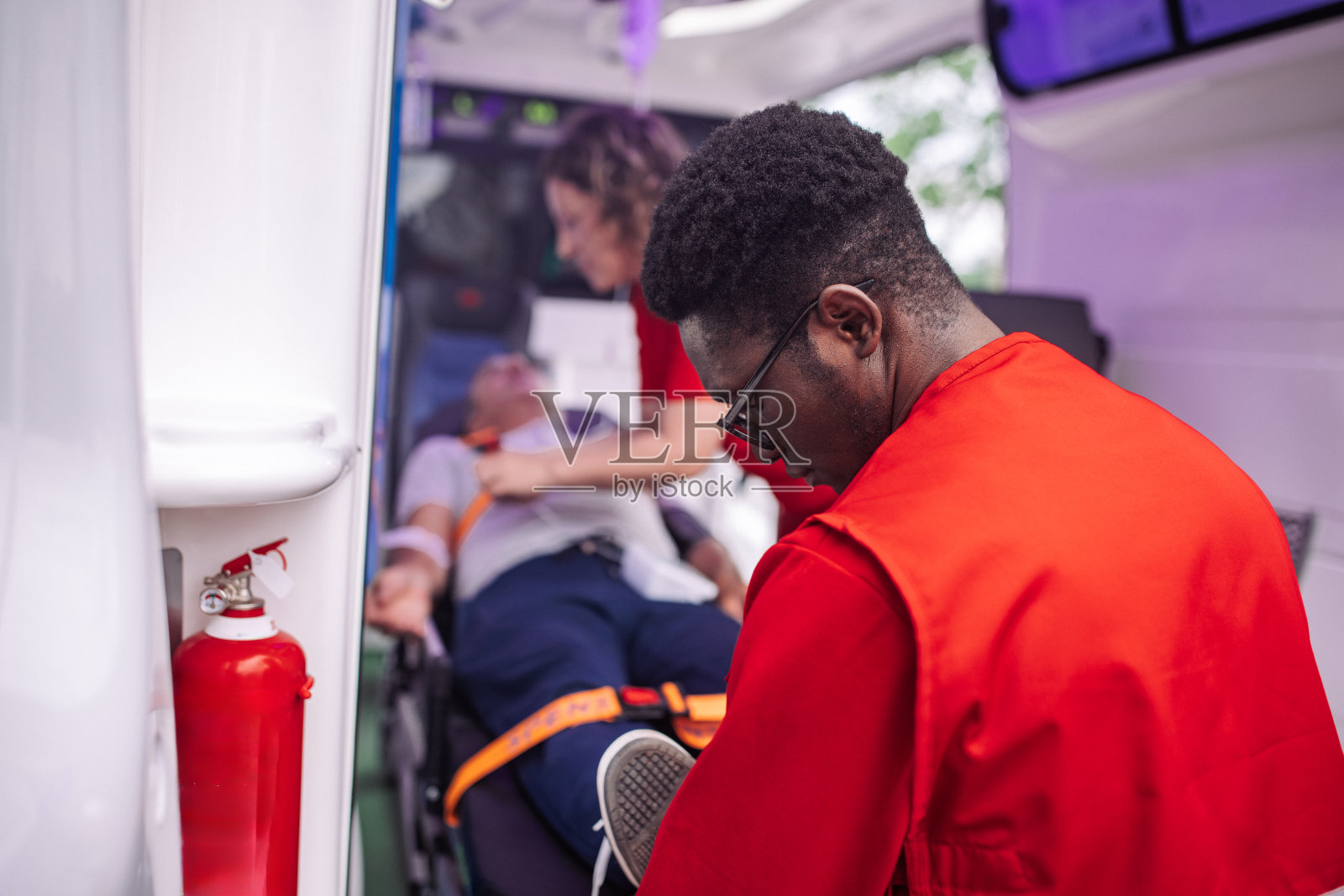 在救护车上提供医疗援助的护理小组照片摄影图片