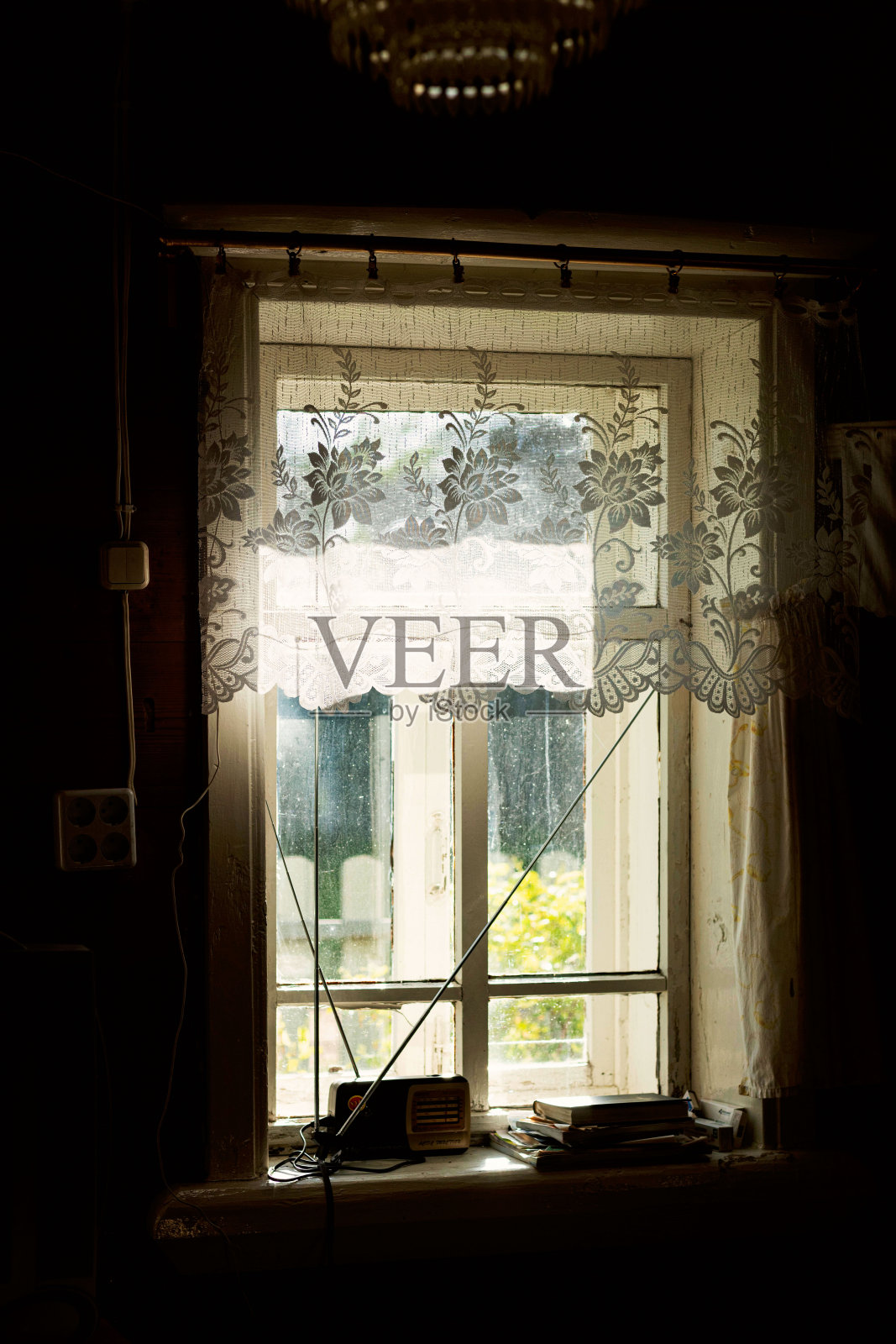 楚瓦什村一所乡村房屋的窗户,在一个阳光明媚的夏日,从屋内拍摄的自然光照片摄影图片