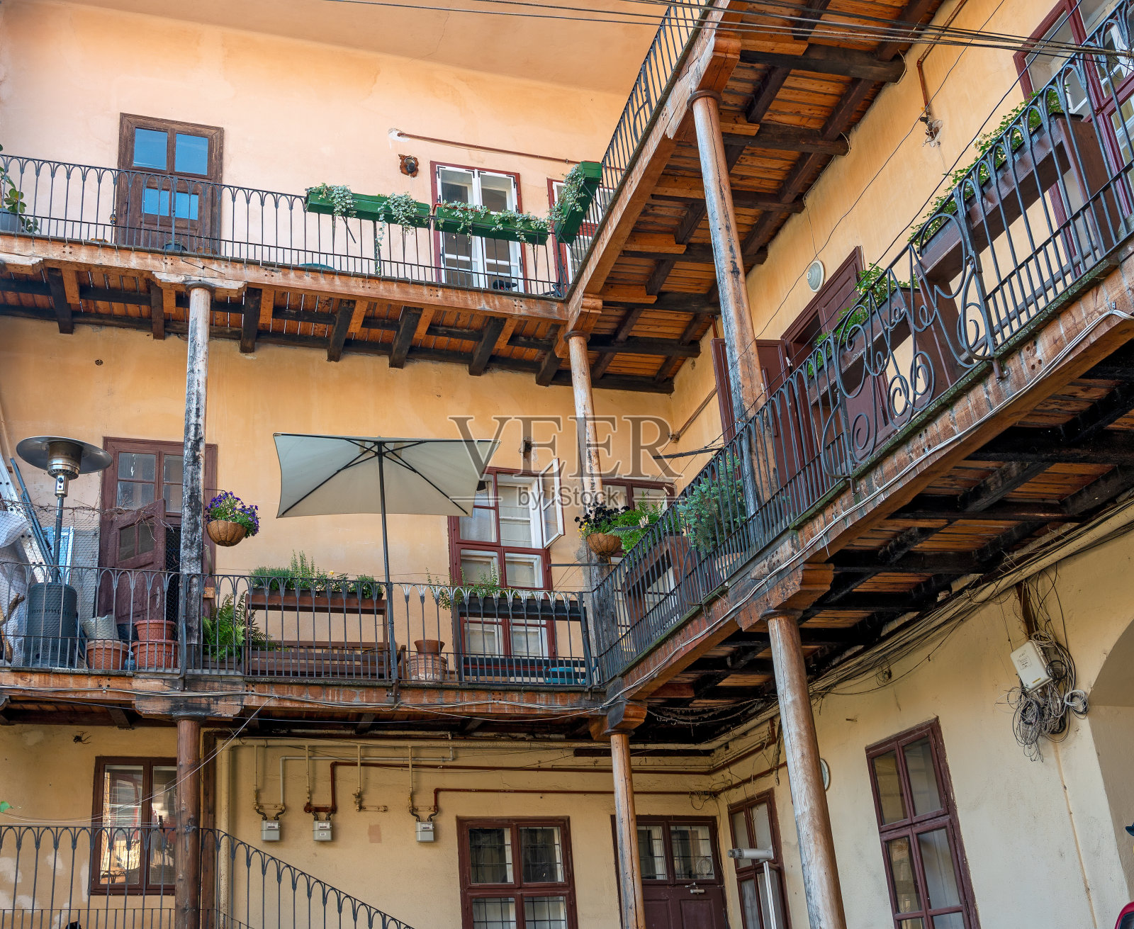 内有通道的内庭院照片摄影图片