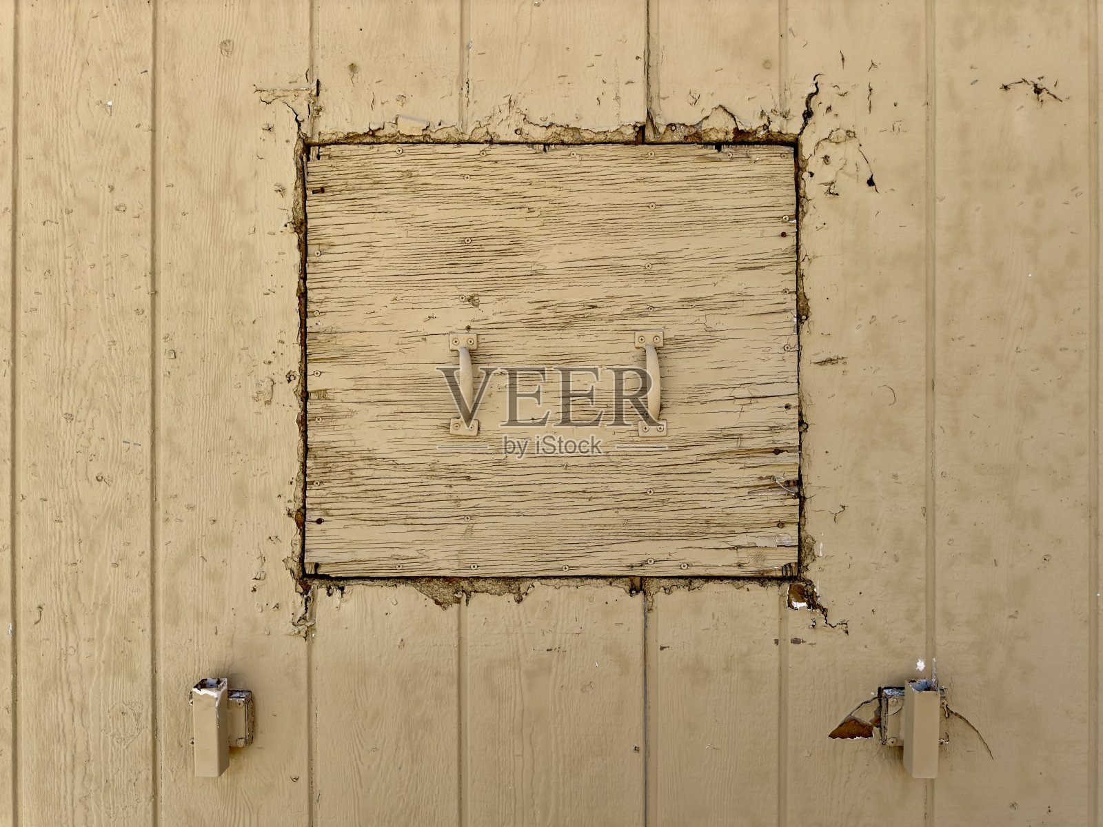 古老的木漆谷仓墙,饱经风霜,质朴,剥落的油漆和有质感的木材散发着永恒的魅力,反映了富有个性的历史和乡村之美。照片摄影图片