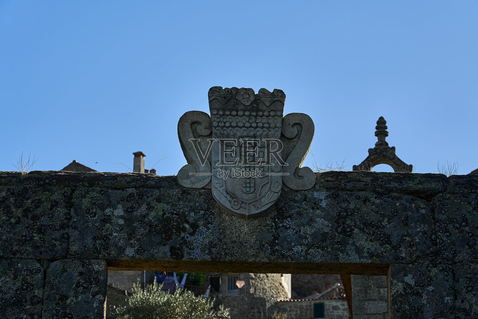 中世纪的孟山都村是受欢迎的旅游目的地,以其传统的房屋而闻名,这些房屋建在葡萄牙山区的花岗岩中。照片摄影图片