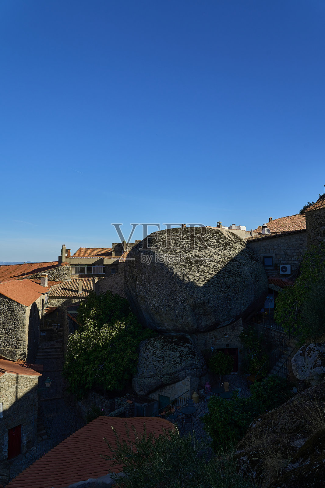 中世纪的孟山都村是受欢迎的旅游目的地,以其传统的房屋而闻名,这些房屋建在葡萄牙山区的花岗岩中。照片摄影图片