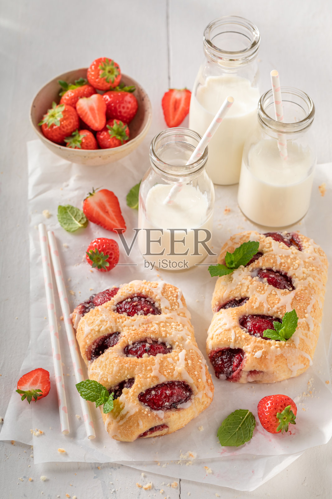 香甜可口的草莓酵母饼,夏日小食。照片摄影图片