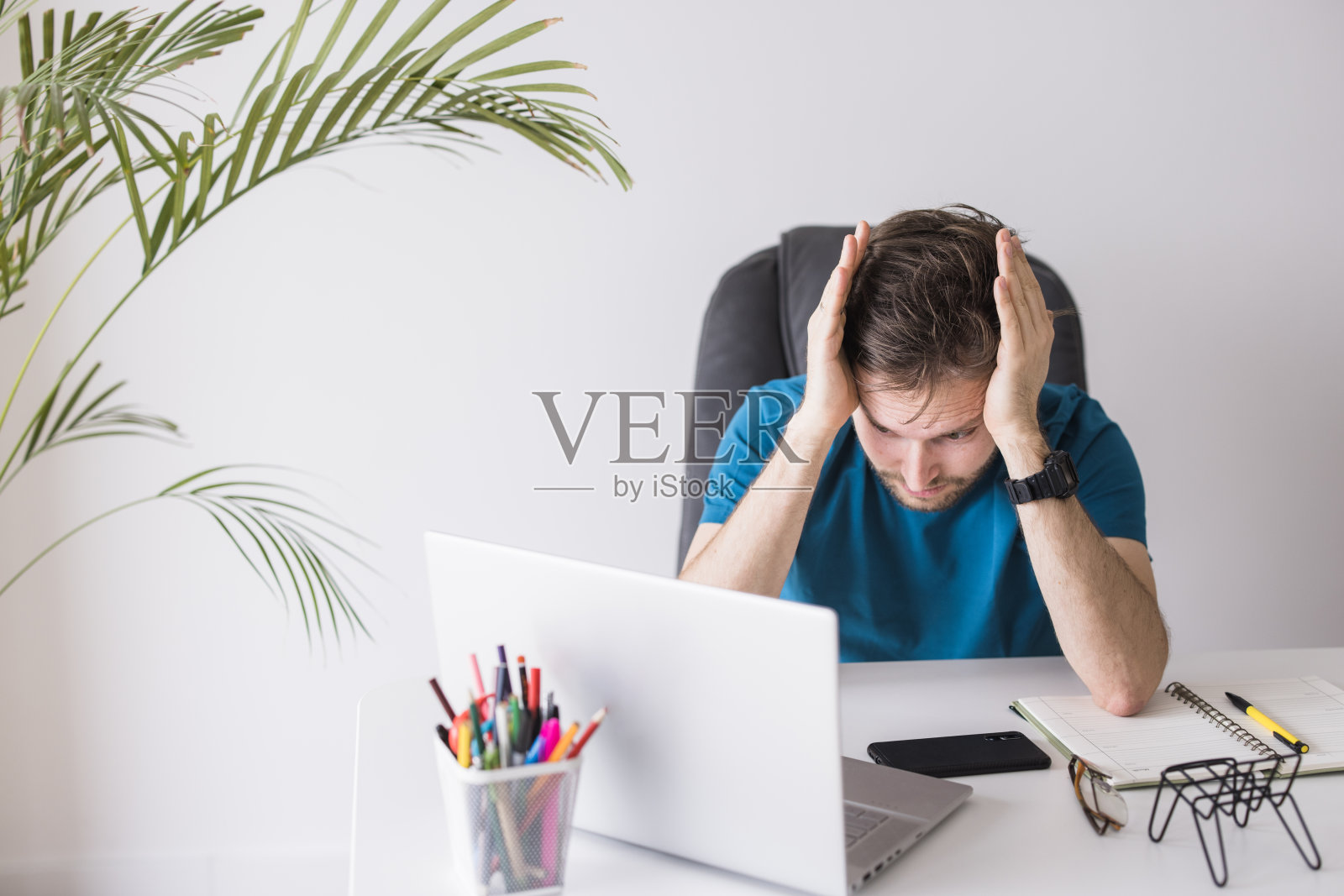 紧张的商人在笔记本电脑上工作照片摄影图片