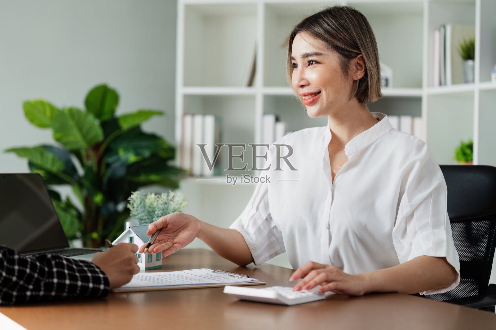 女性房地产代理咨询客户在办公室,室内商务会议的专业指导和客户服务理念照片摄影图片