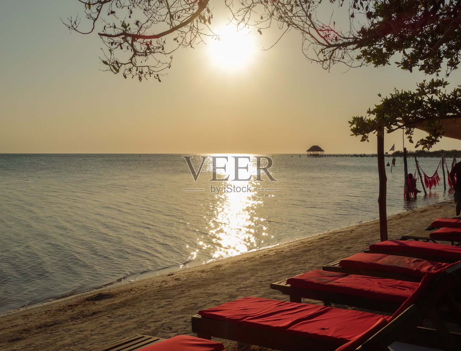 墨西哥金塔纳罗奥州霍尔博克斯岛海上的美丽日落照片摄影图片