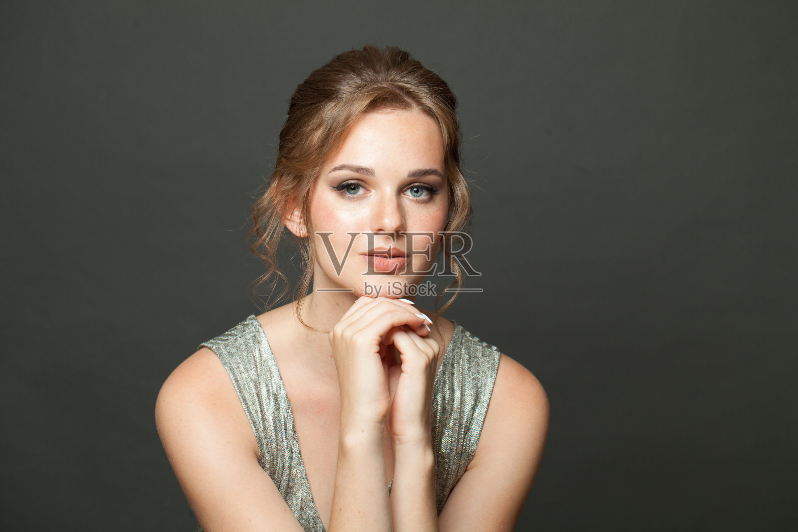 严肃时尚的模特女性,自然的妆容,健康清新的皮肤和美丽的发型,时尚工作室肖像照片摄影图片