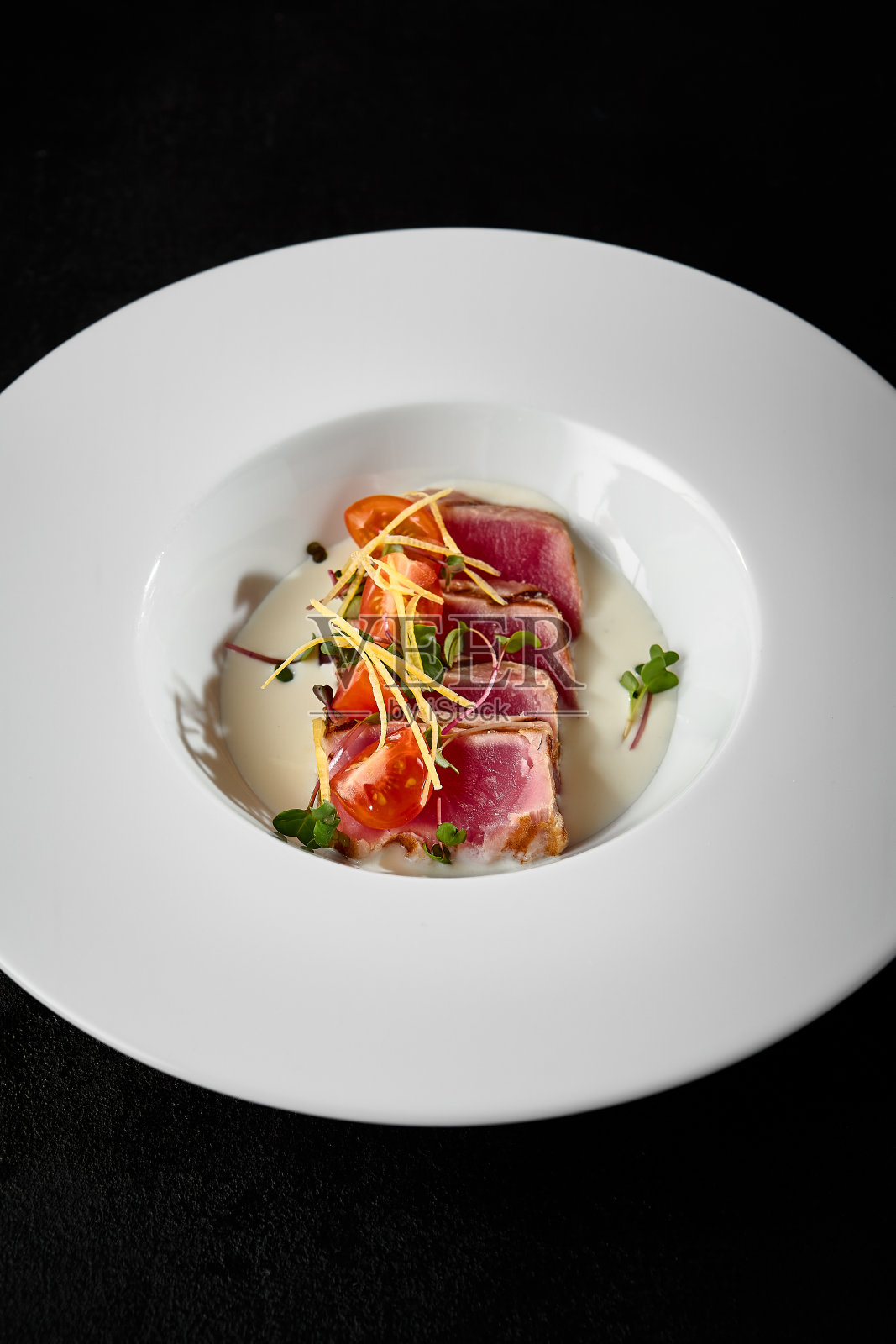 精美的金枪鱼泷木盘,优雅的白色盘子配上装饰照片摄影图片