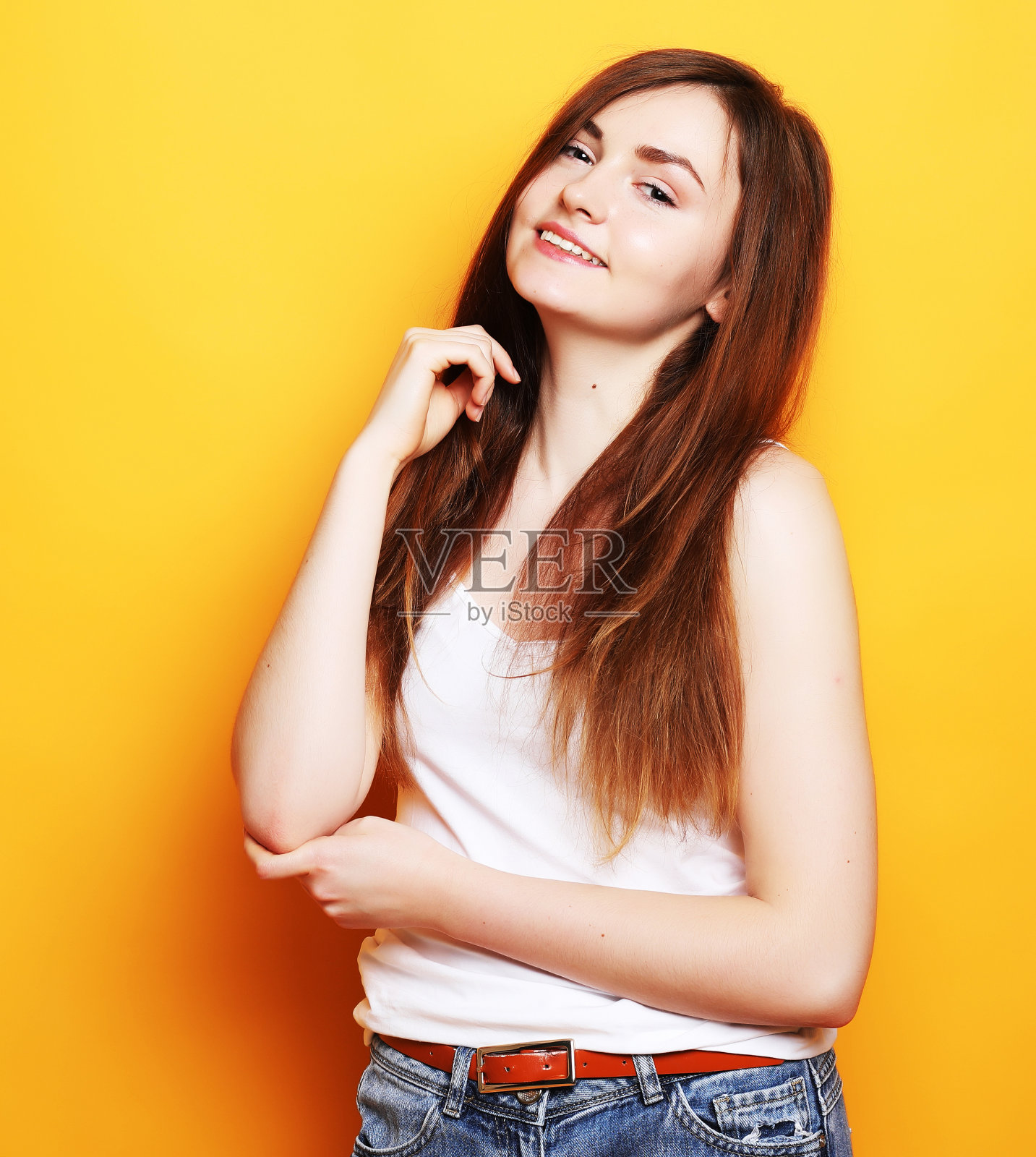 年轻积极的女性肖像,表情开朗照片摄影图片