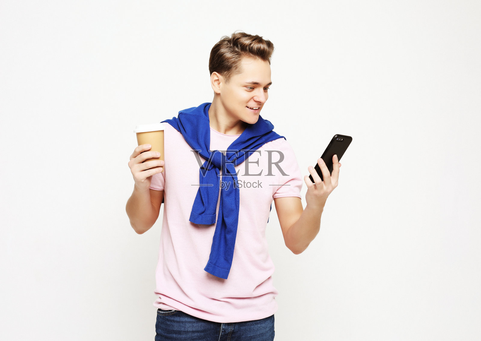 帅气男子在相机前微笑自拍的照片照片摄影图片