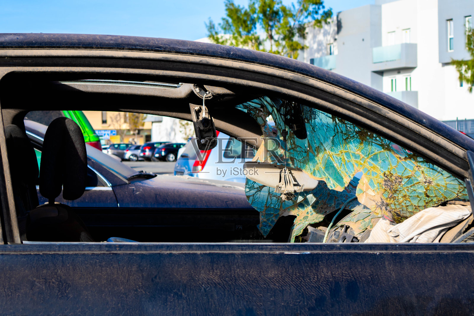 破解难题:一辆窗户破碎的废弃汽车照片摄影图片