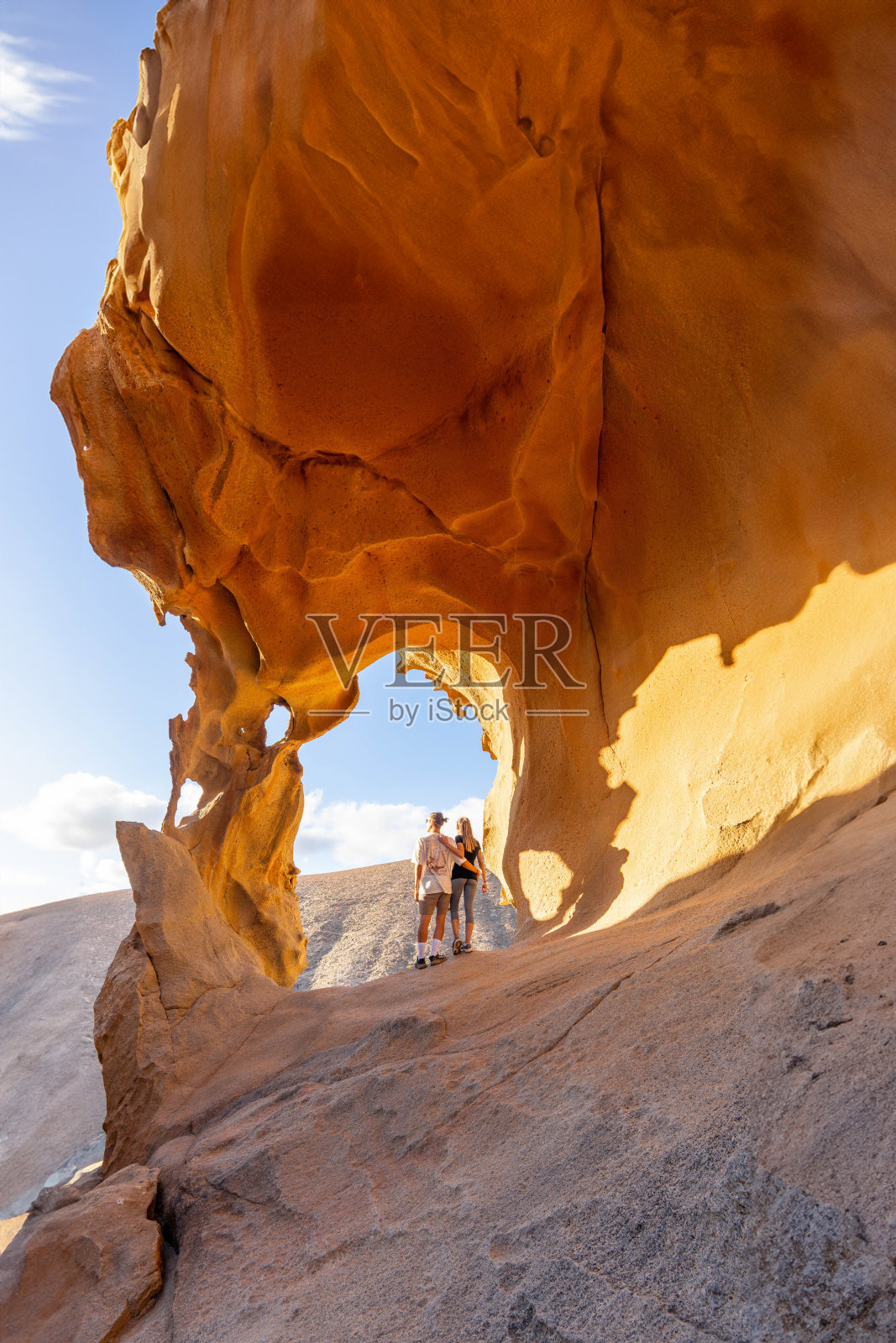 在金色午后探索佩尼塔斯拱门的冒险徒步旅行者照片摄影图片