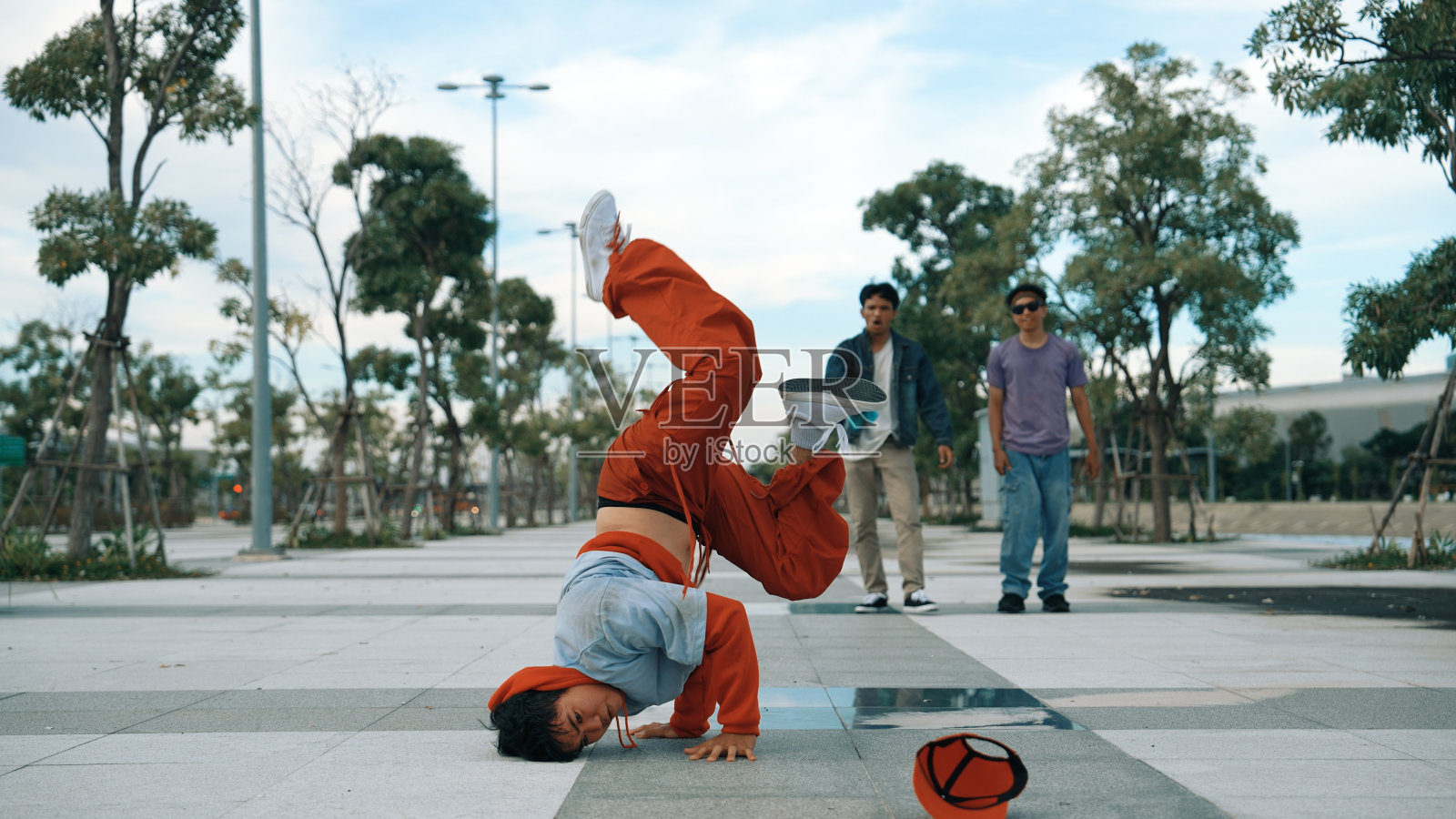 迷人的嬉皮士和多元文化的朋友跳街舞。活泼的。照片摄影图片