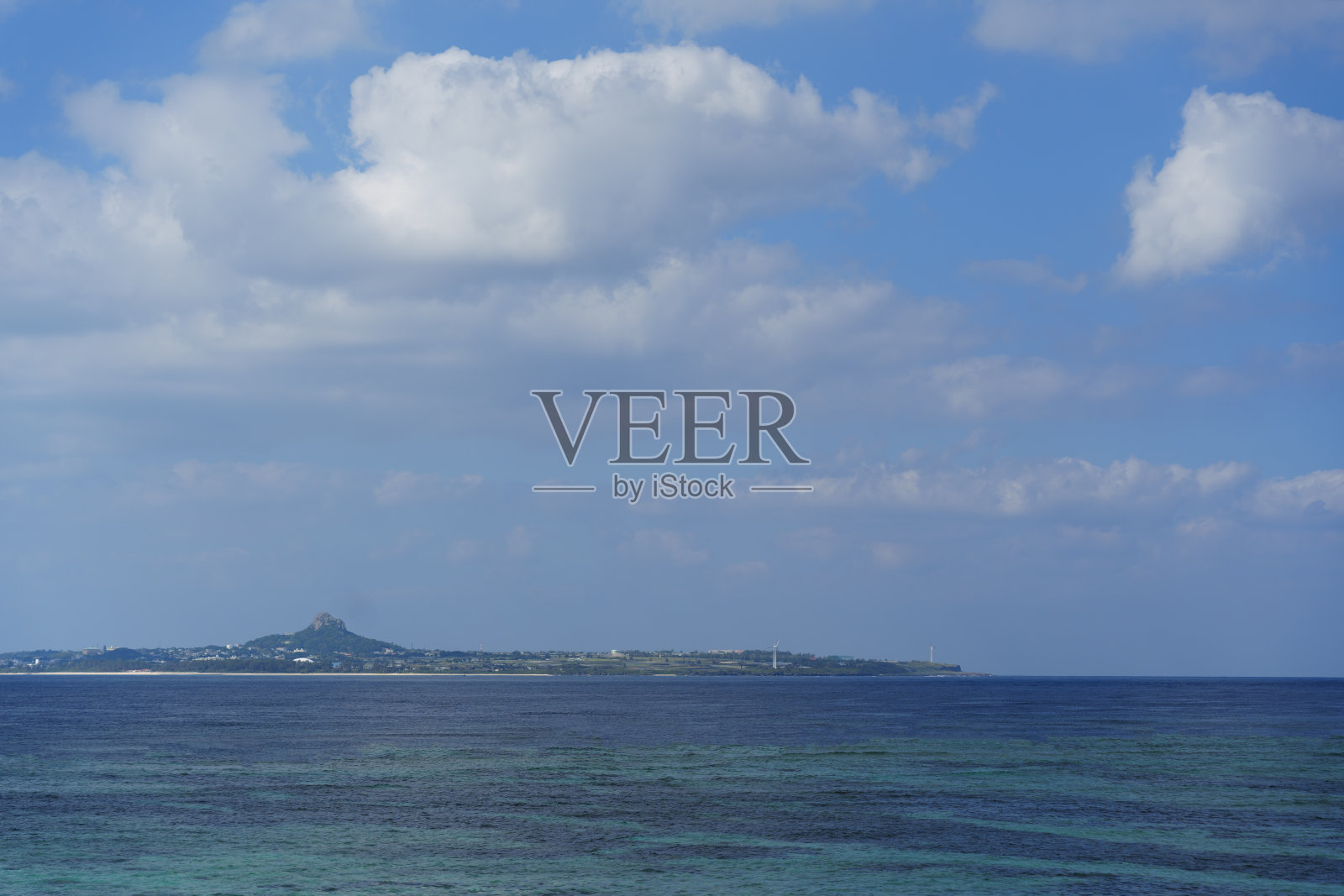 隔海可见的岛屿照片摄影图片