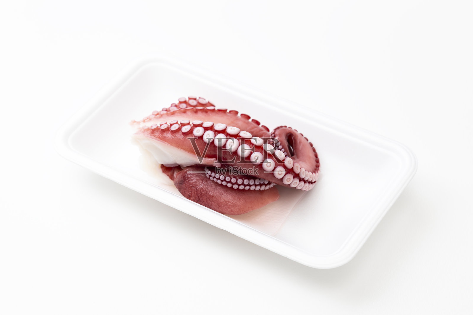 白底煮章鱼。照片摄影图片