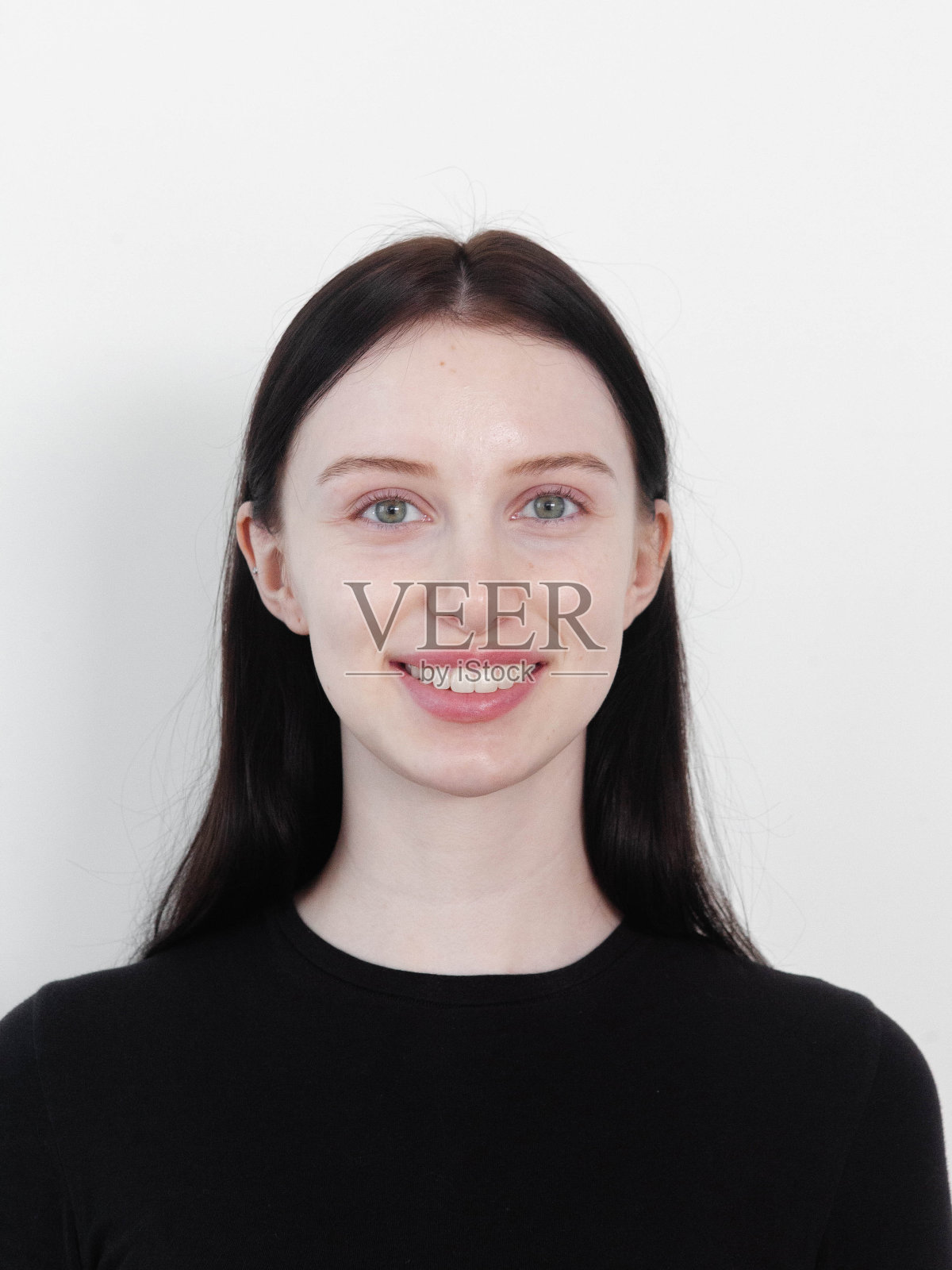 美丽的年轻快乐的女人微笑着素颜自然美时装模特数码工作室拍摄的特写照片,白色背景,穿着全黑照片摄影图片