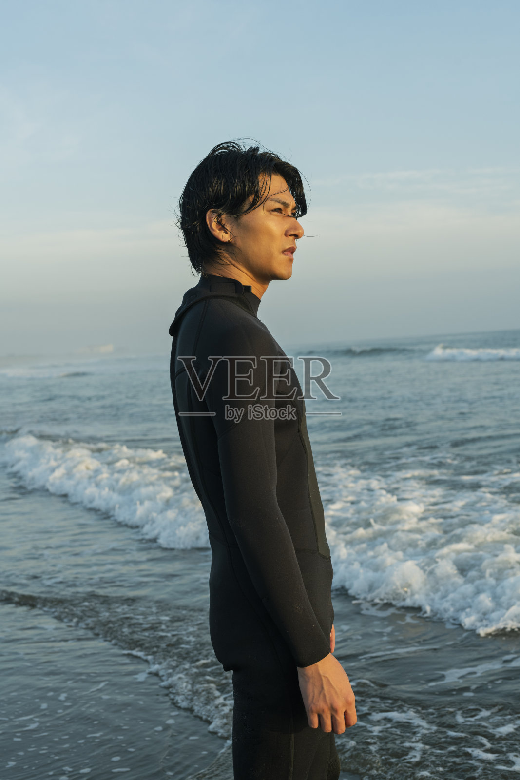 早晨出海的人。照片摄影图片