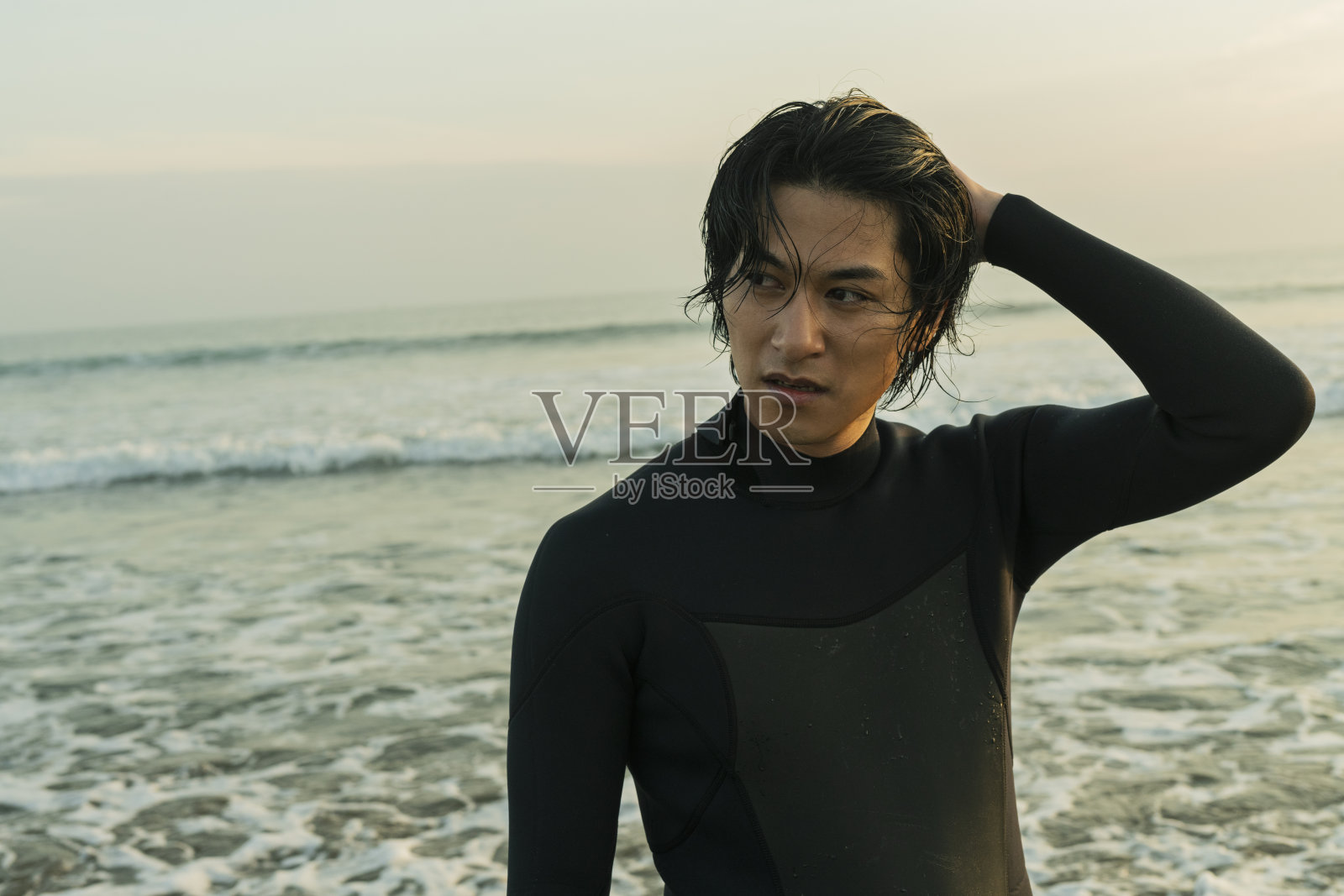 早晨出海的人。照片摄影图片