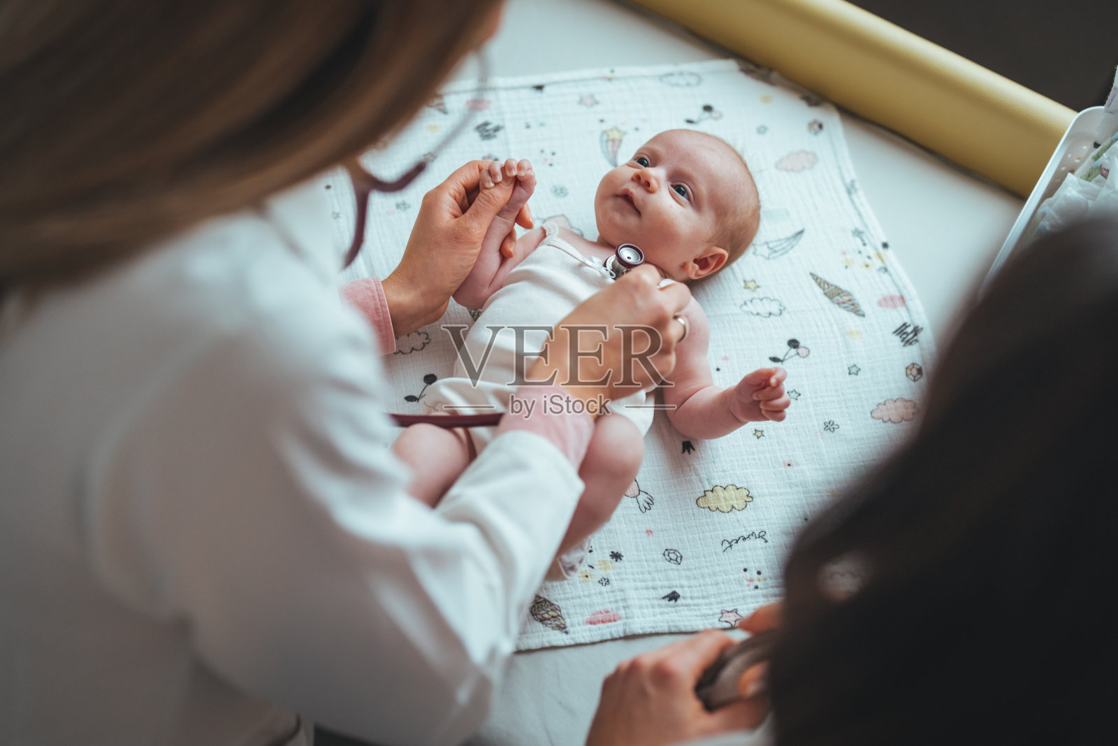 新生儿接受女医生的儿科护理照片摄影图片