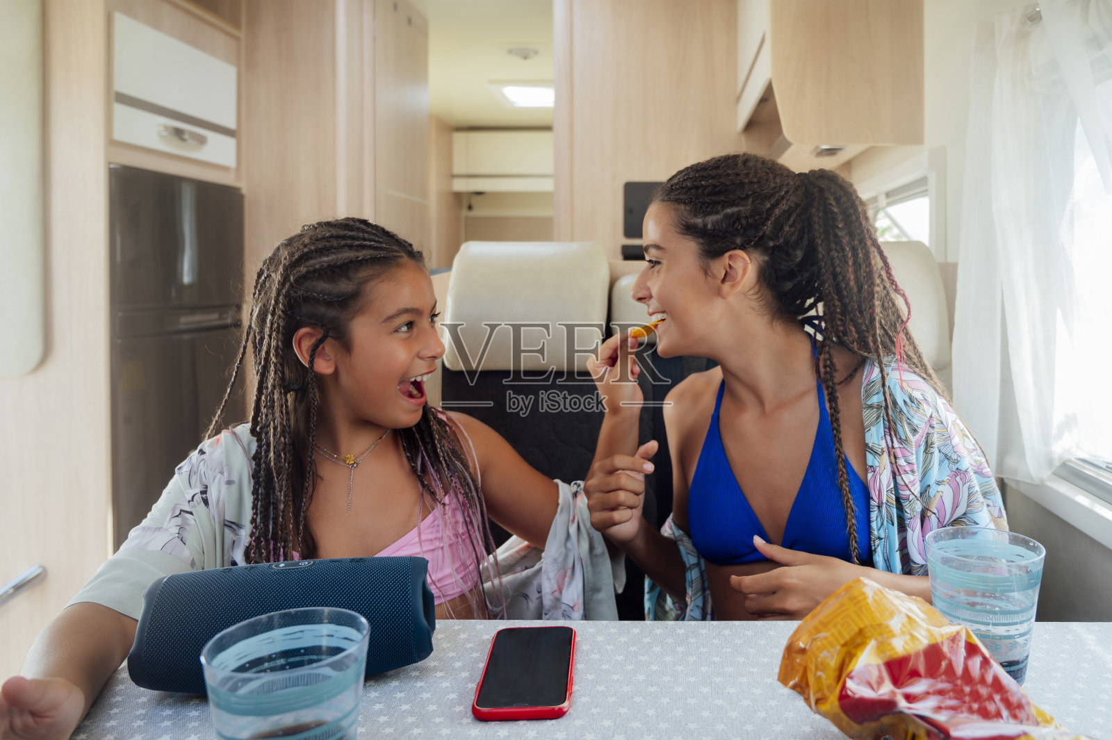 两个快乐的女孩在玩食物照片摄影图片