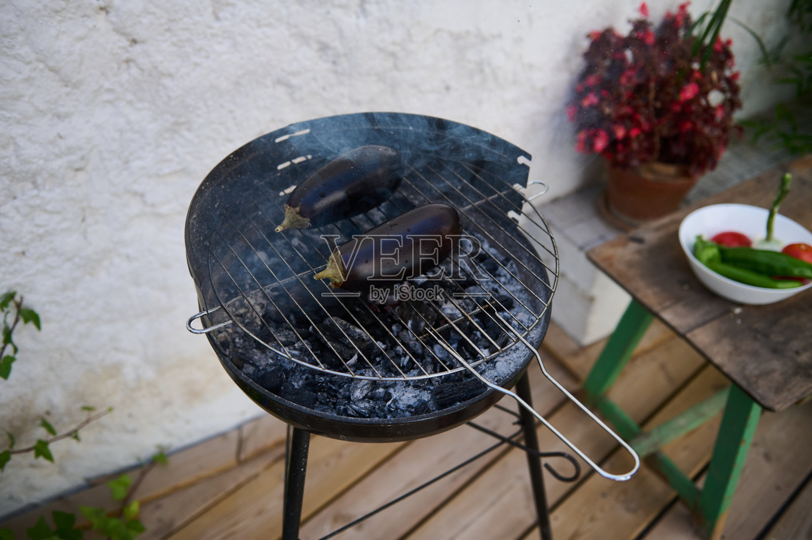 在花园的木炭烧烤架上烤茄子照片摄影图片