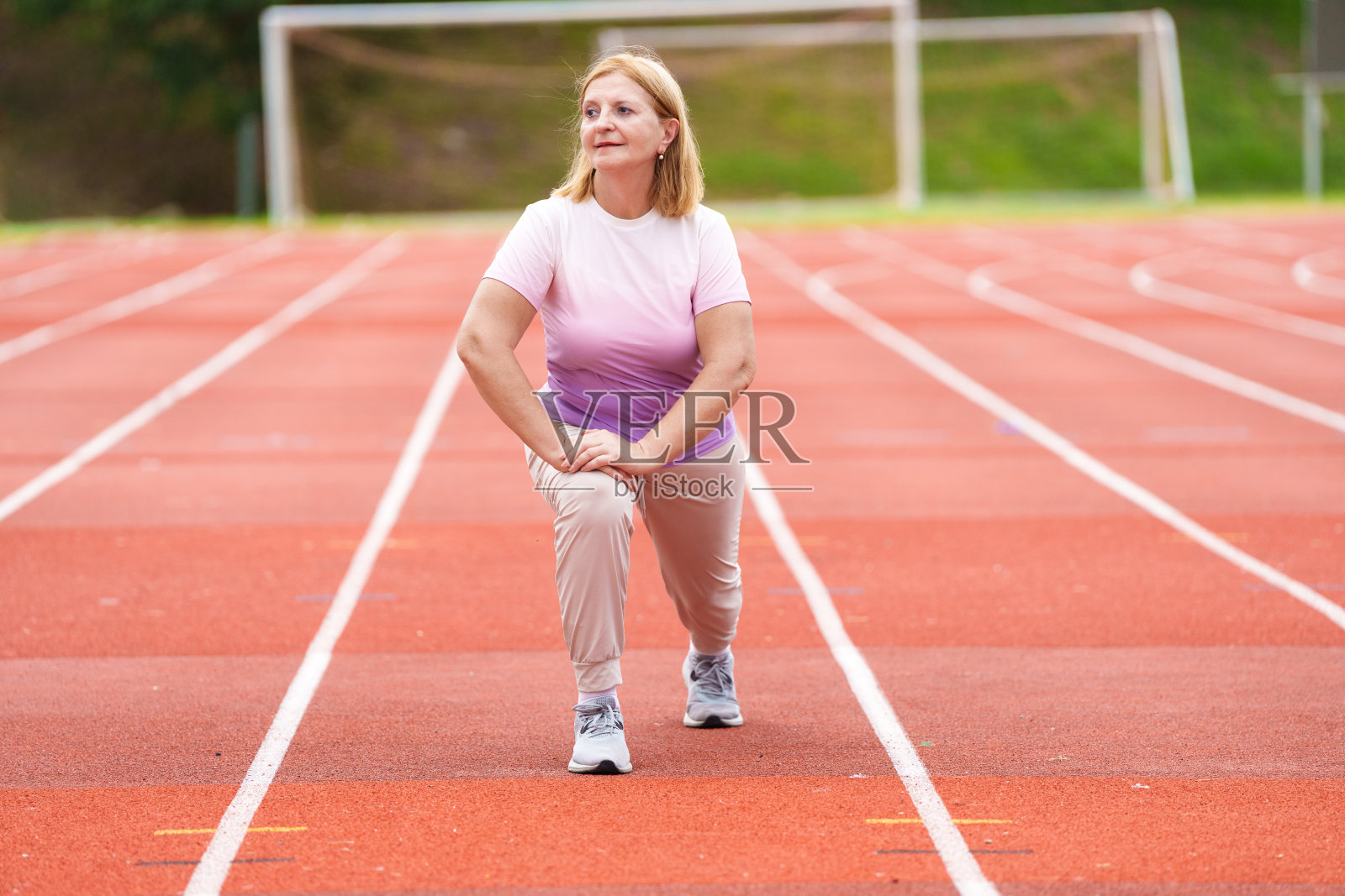 正在锻炼的老妇人。适合高级女士跑步。照片摄影图片