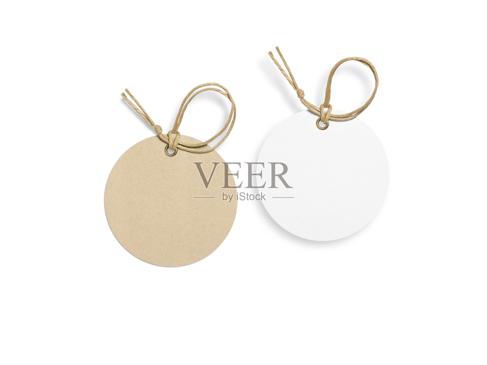 一套两个空白的纸挂标签,价格标签或布标签与线隔离在一个白色的背景。照片摄影图片
