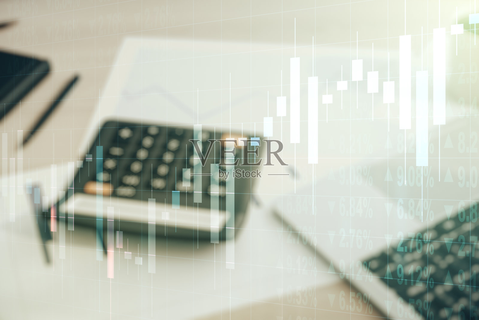 摘要虚拟金融全息图模糊了计算器和计算机的背景、金融和交易的概念。Multiexposure照片摄影图片