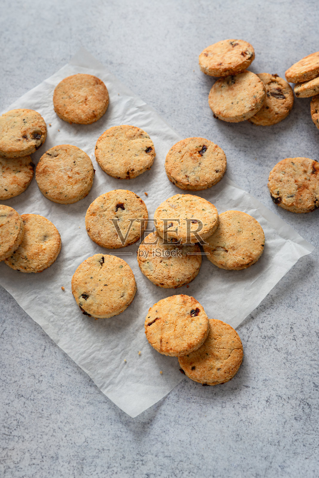 又圆又香的饼干摆在凌乱的桌子上,随时可以吃照片摄影图片