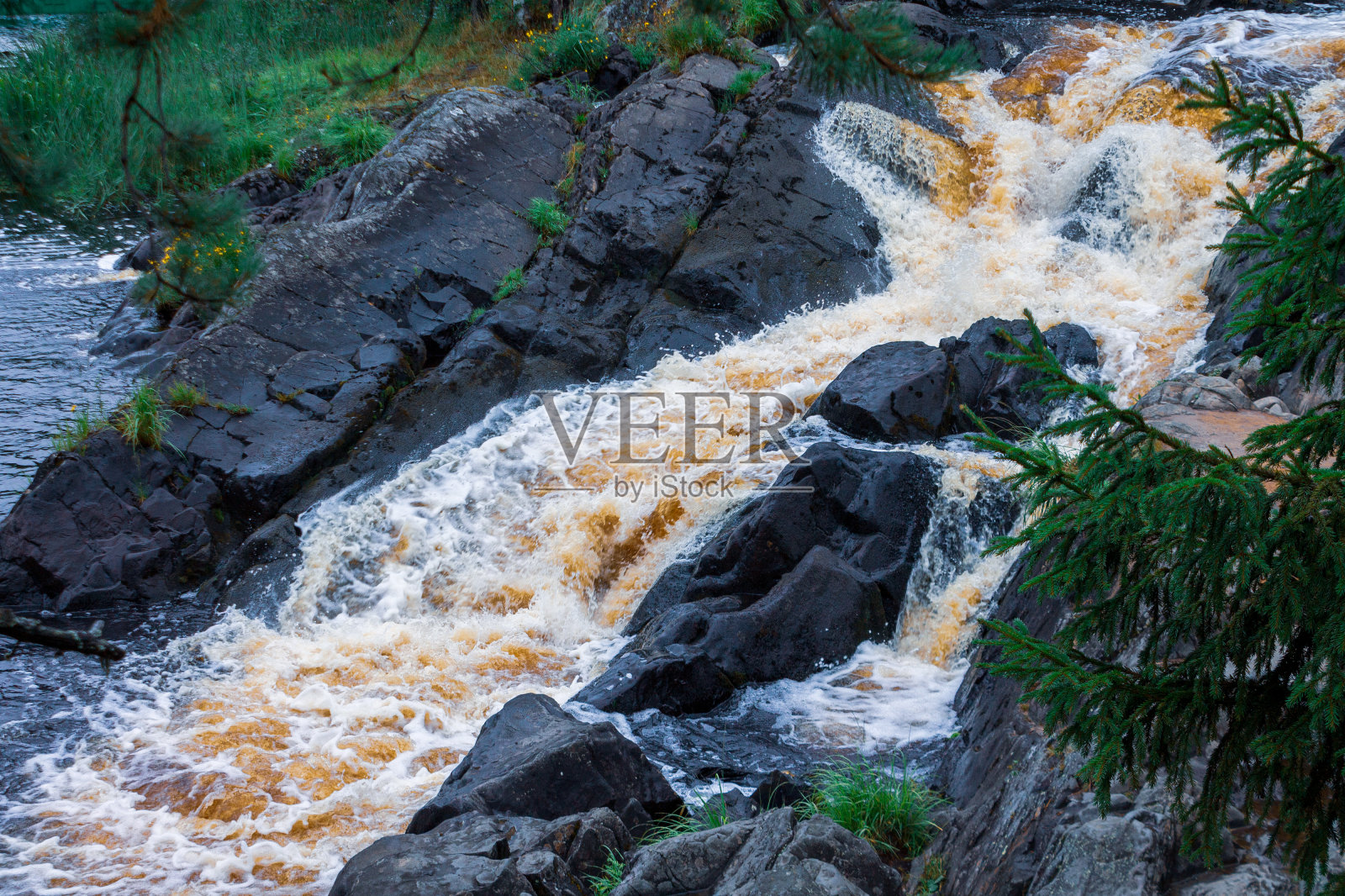 一条冒着冒泡又快又冷的河,有悬崖和瀑布,一条山河照片摄影图片
