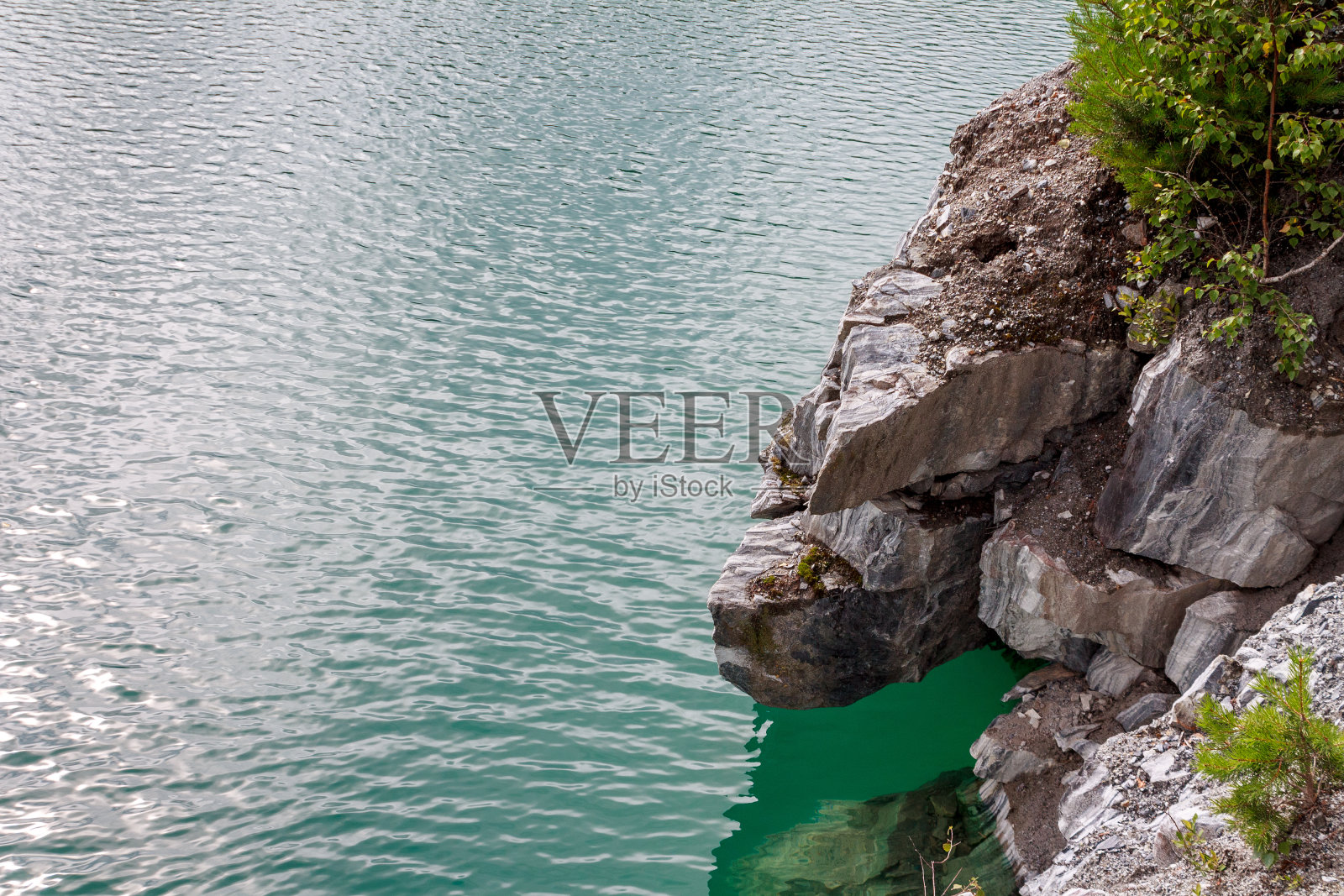 清澈的湖水照片摄影图片