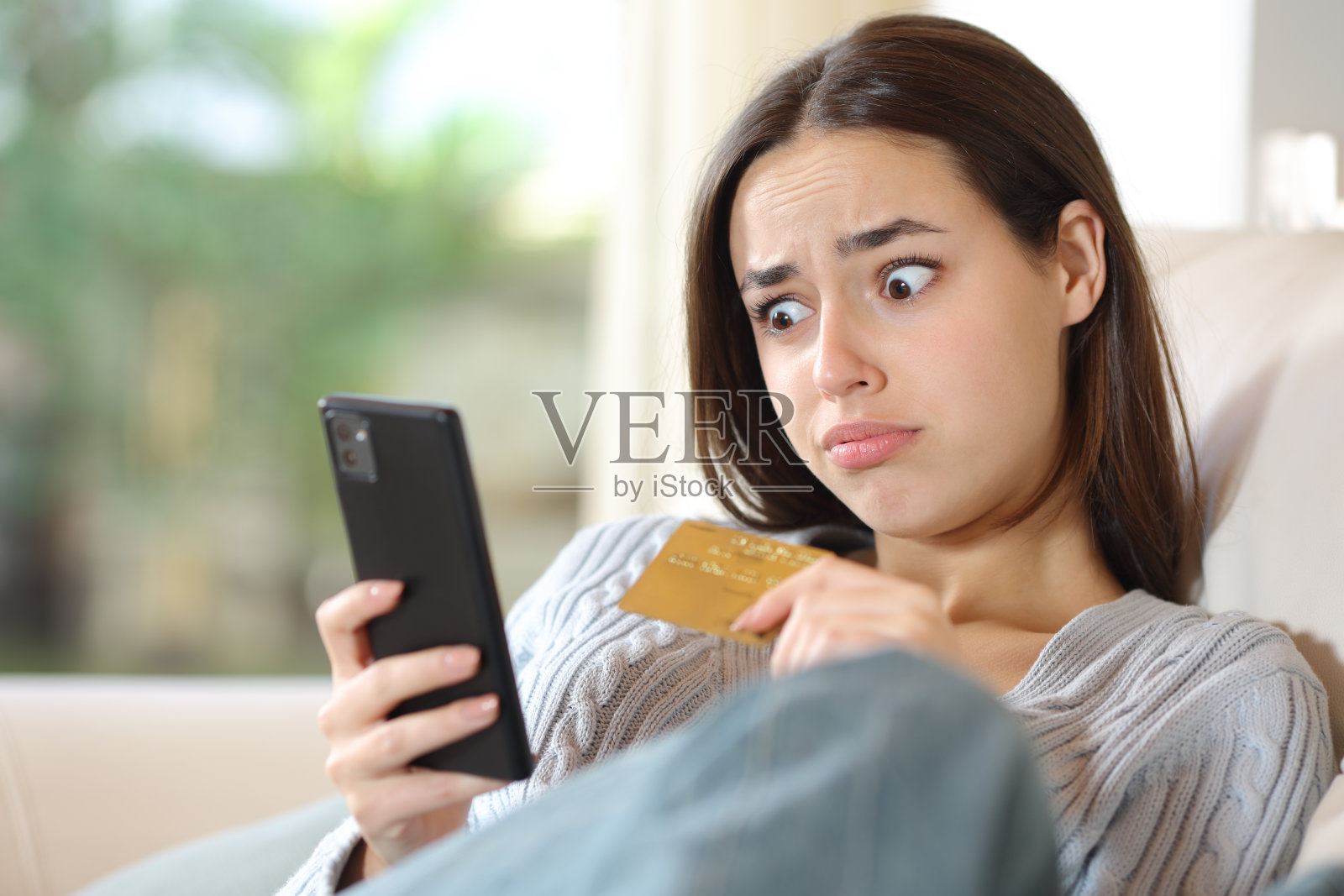 困惑的女人在家网购照片摄影图片