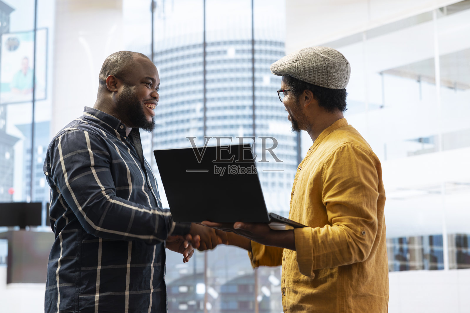 企业主与经纪人在办公室旅游期间计划房地产投资照片摄影图片