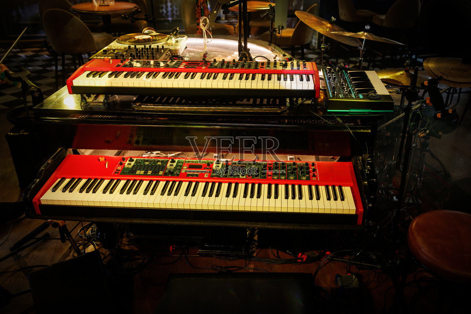 俱乐部演出前舞台上的电子键盘。照片摄影图片