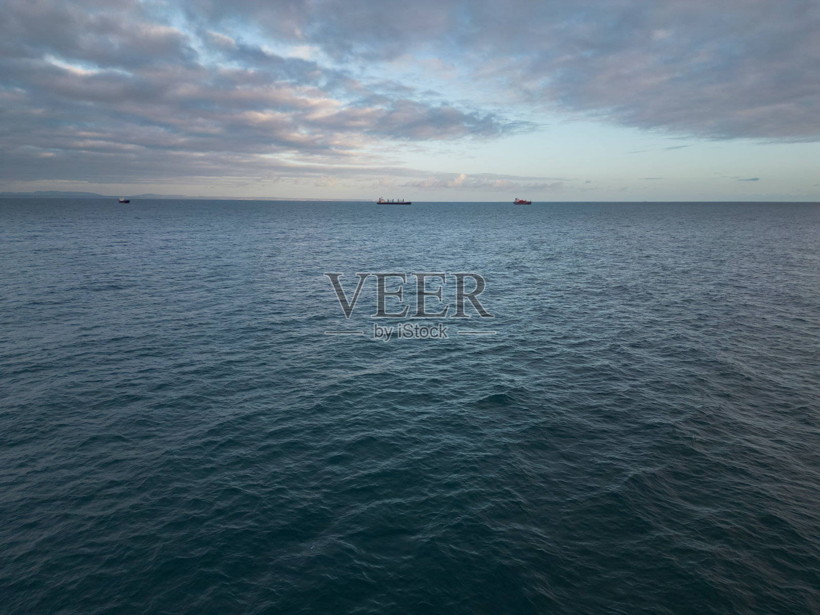 货船和一艘油轮在葡萄牙海岸的大西洋远处。照片摄影图片