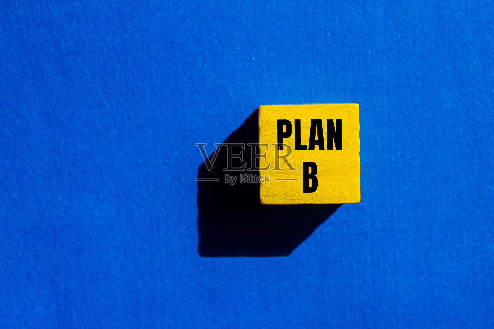 方案二:文字写在蓝色背景的黄色木块上照片摄影图片