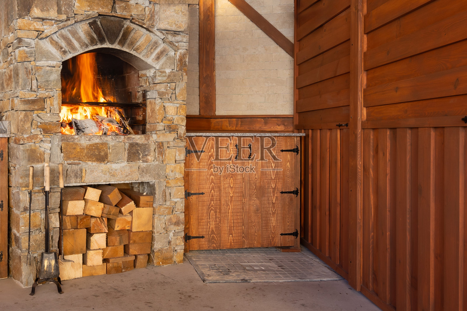 烧木柴的烤炉,用于烧烤照片摄影图片