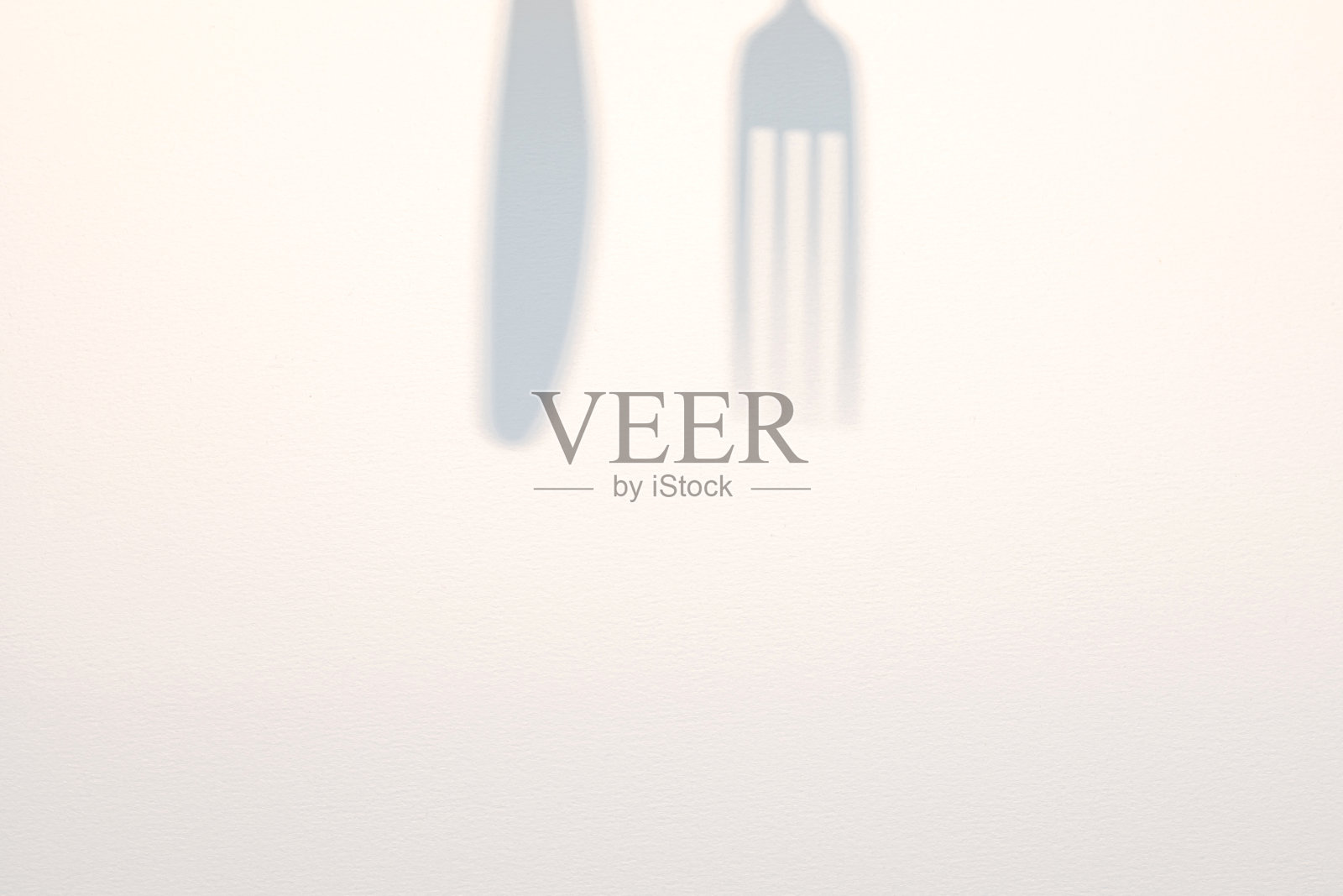 刀和叉的阴影在白纸纹理。食物菜单复制空间背景照片摄影图片