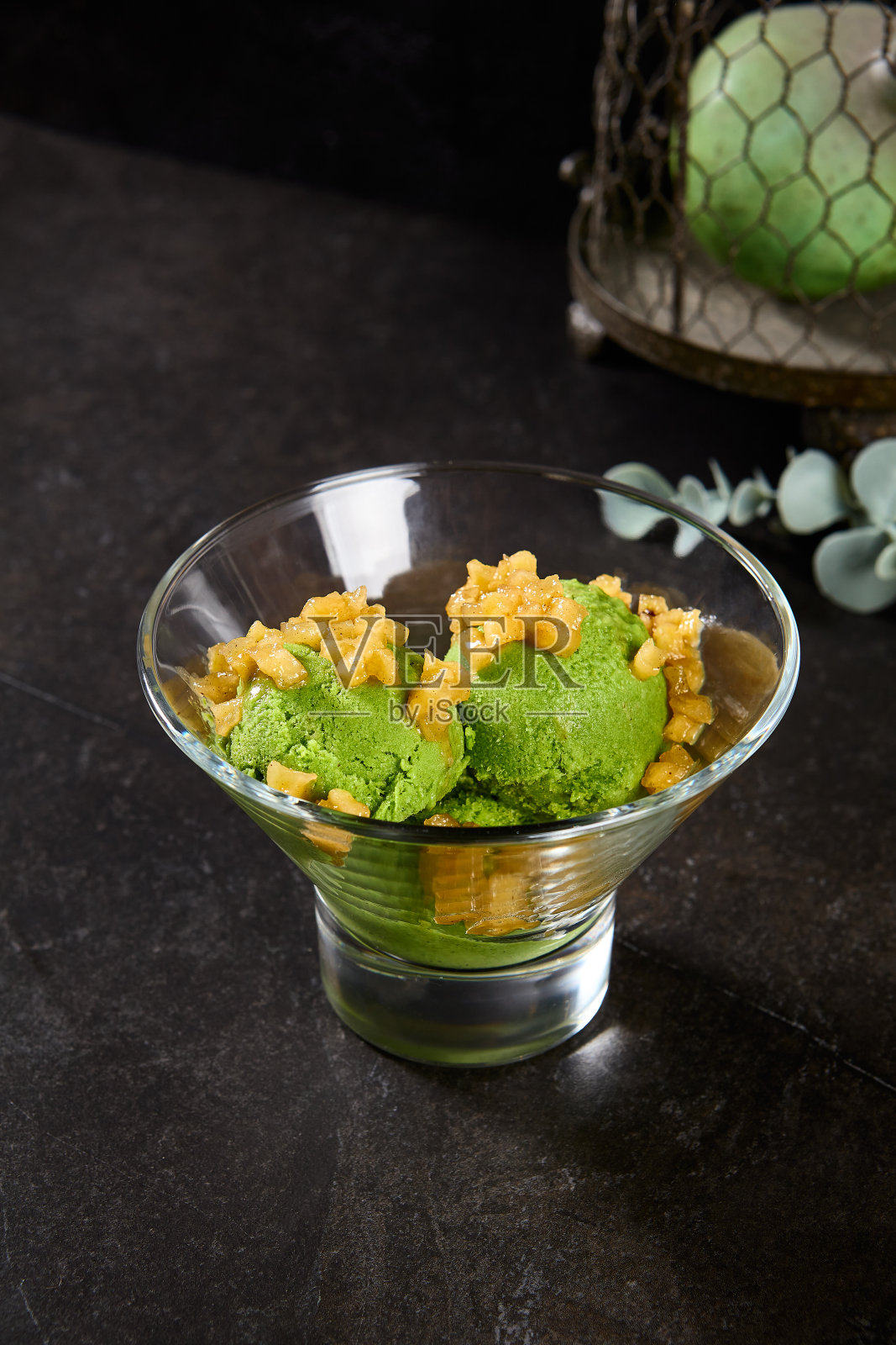 美味的苹果味冰淇淋与烤苹果浇头在玻璃盘照片摄影图片