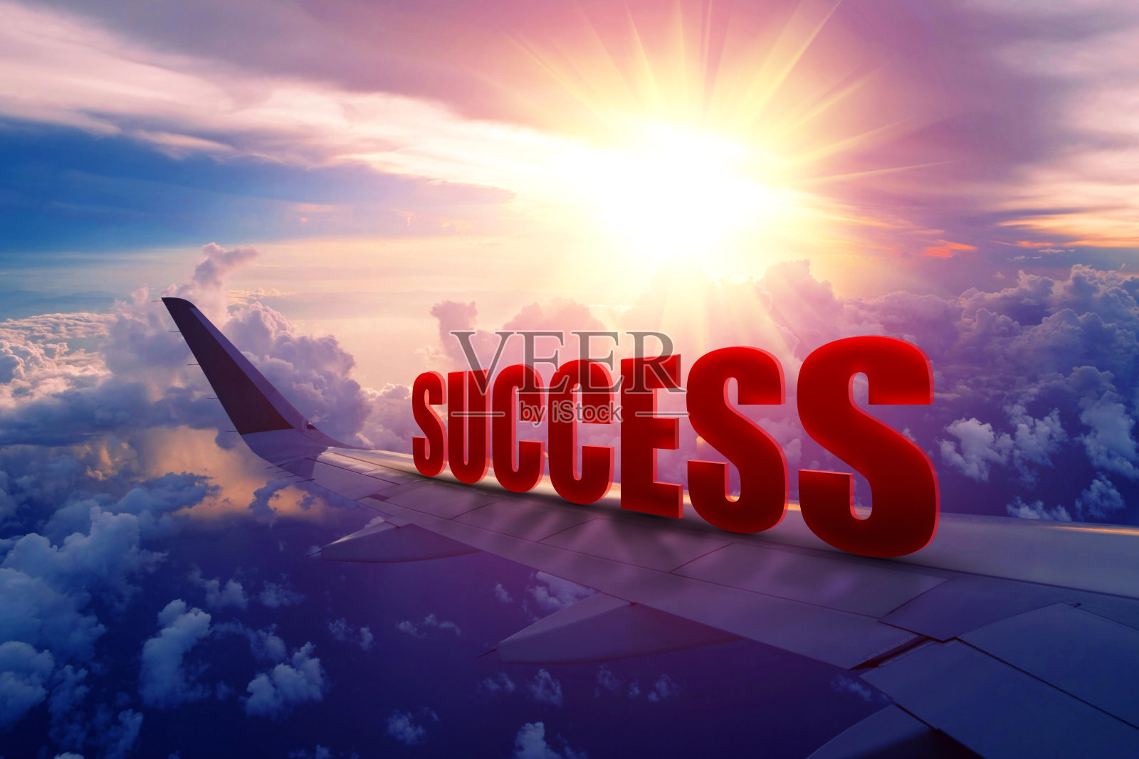 日出时飞机机翼上挂着“成功”字样照片摄影图片