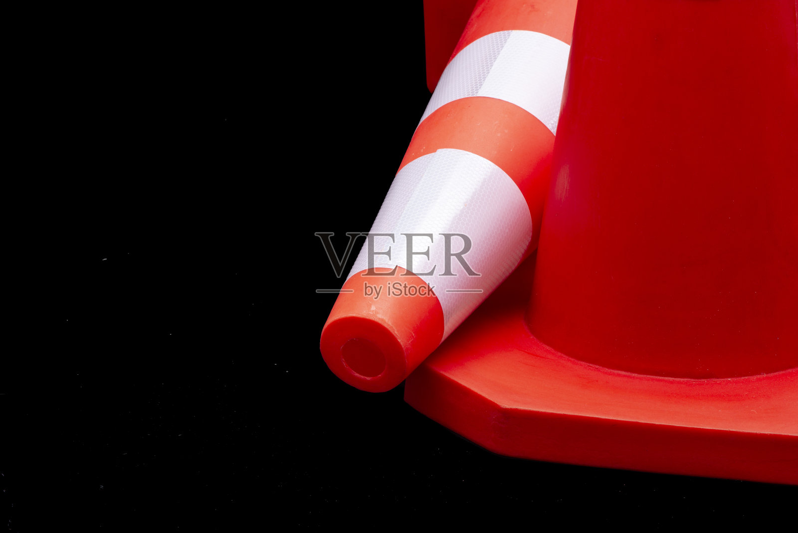 交通锥孤立在黑色背景照片摄影图片