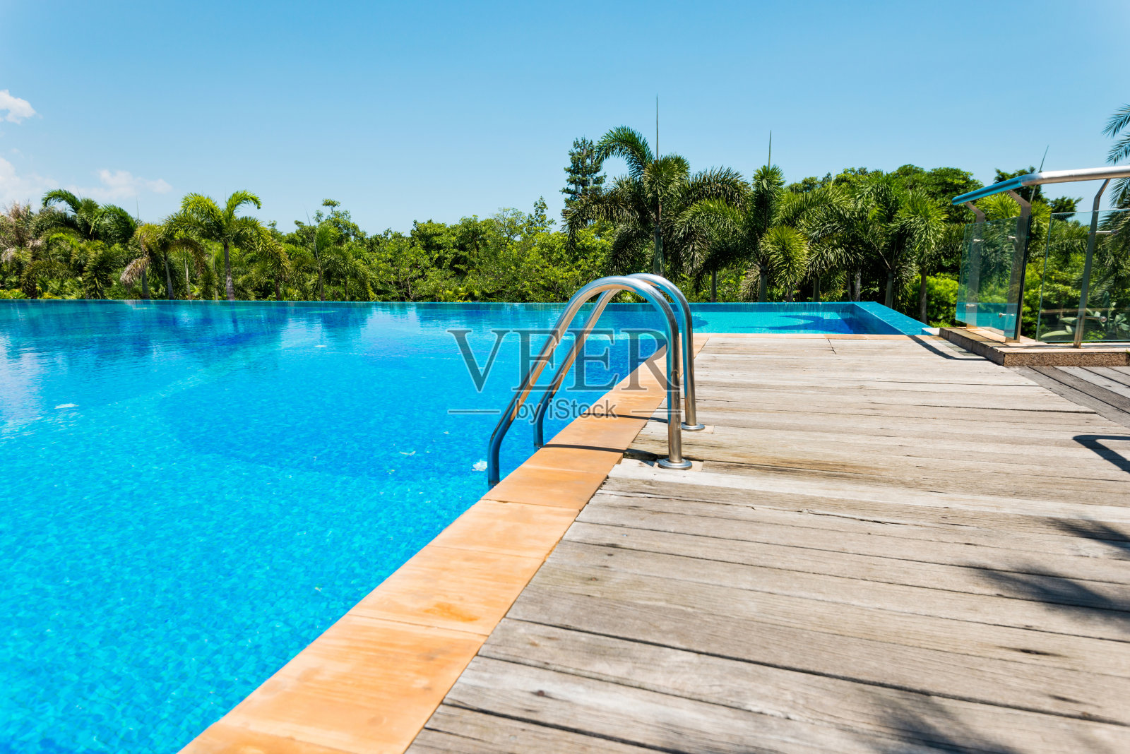 蓝天下有梯子的游泳池照片摄影图片