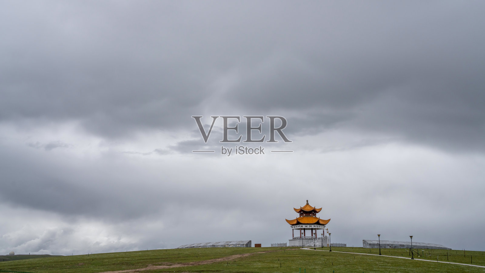 高原上的草甸和藏亭照片摄影图片