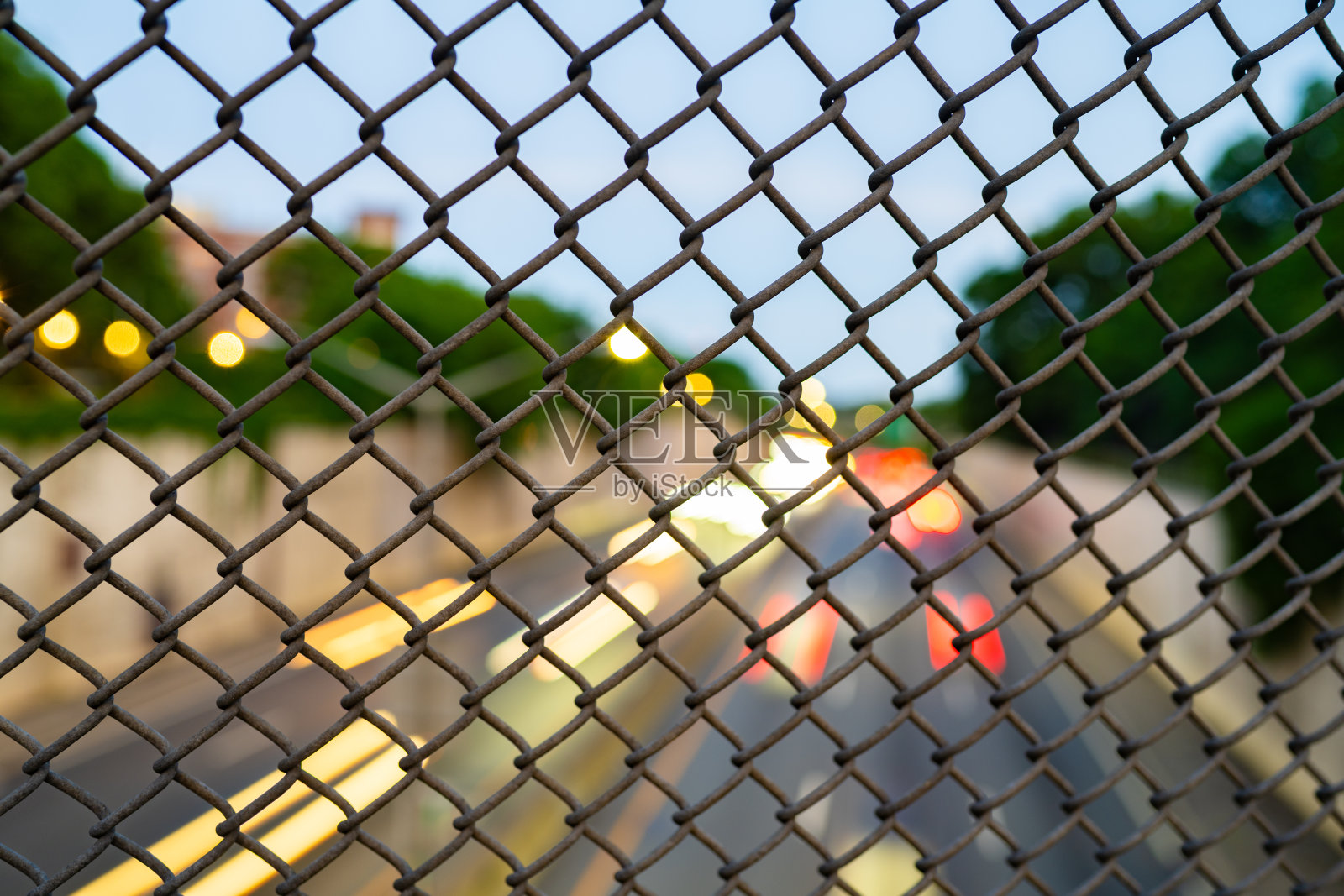 公路交通模糊运动的链式围栏照片摄影图片