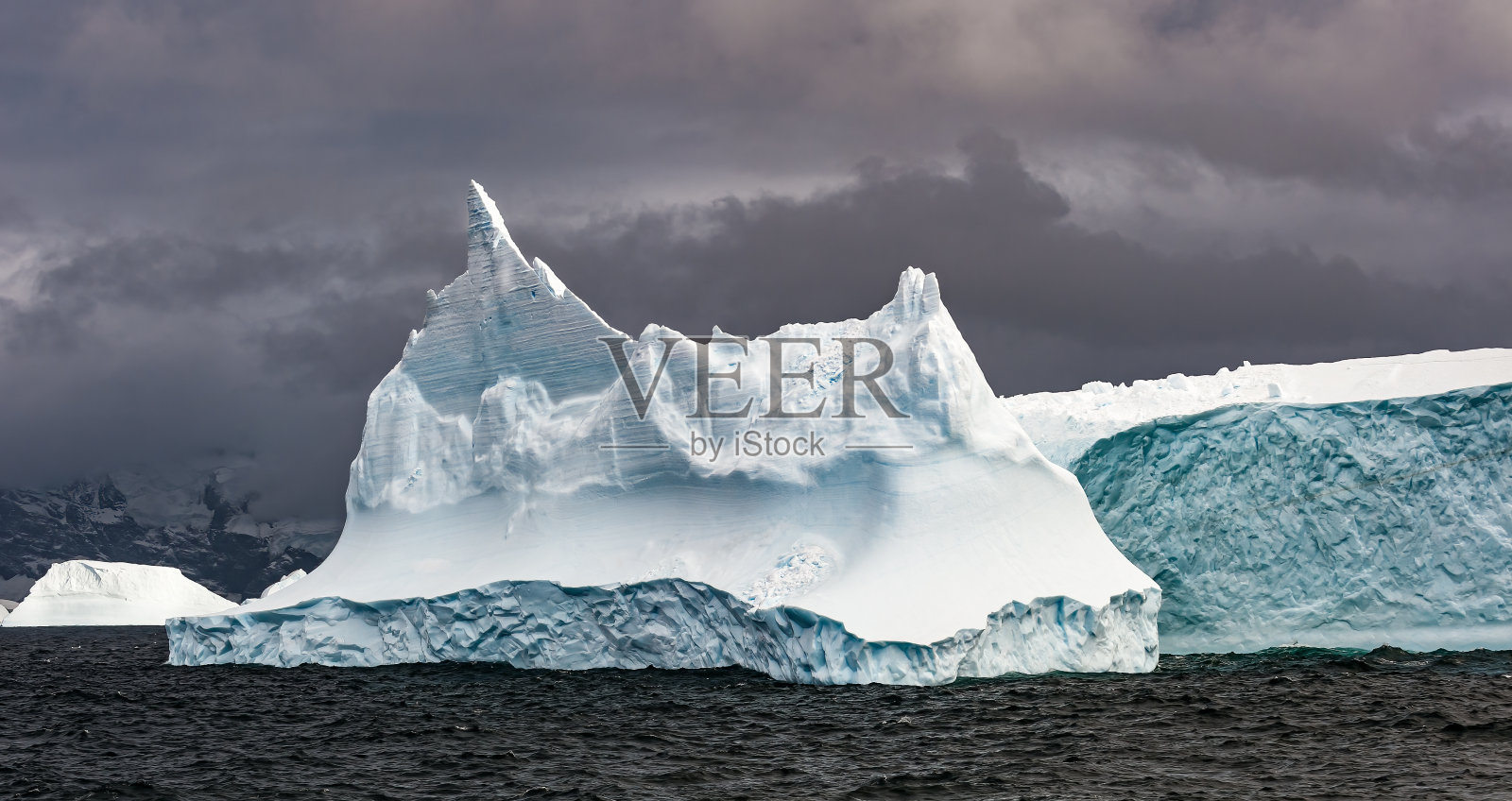 南奥克尼群岛Shingle湾附近的冰山。冰是一种具有有序结构的天然结晶无机固体,被认为是一种矿物。冰山是从雪形成的冰川上脱落下来的一大块淡水冰照片摄影图片